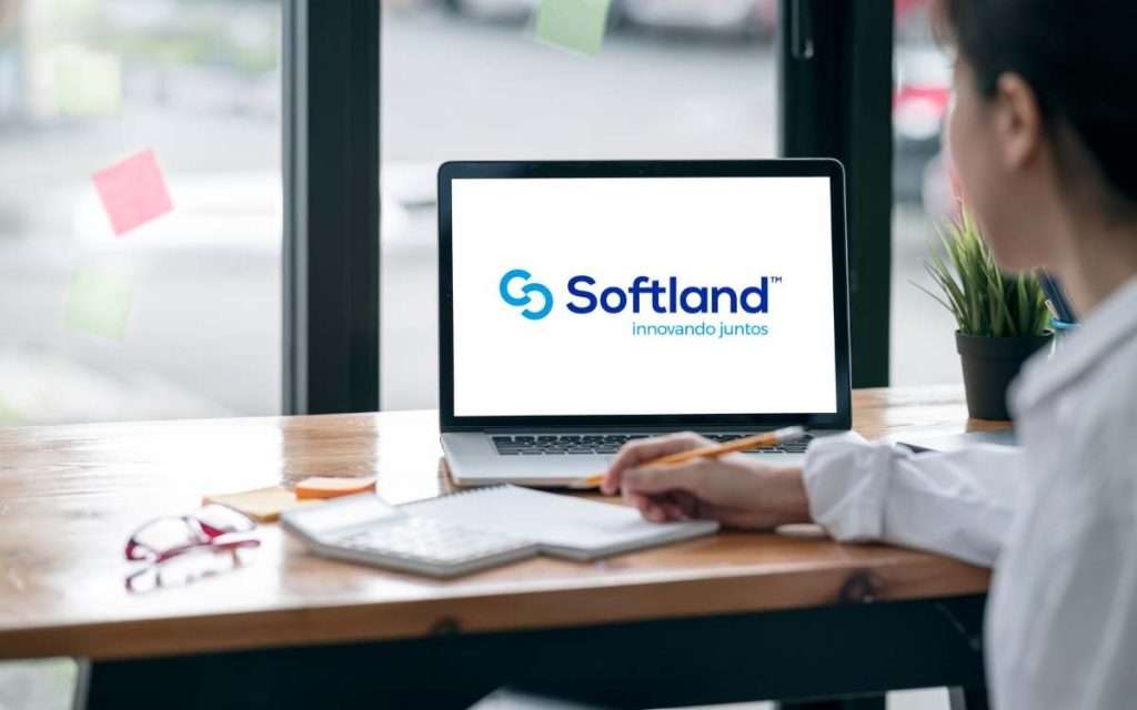 En la imagen se ve el logo de softland en una computadora