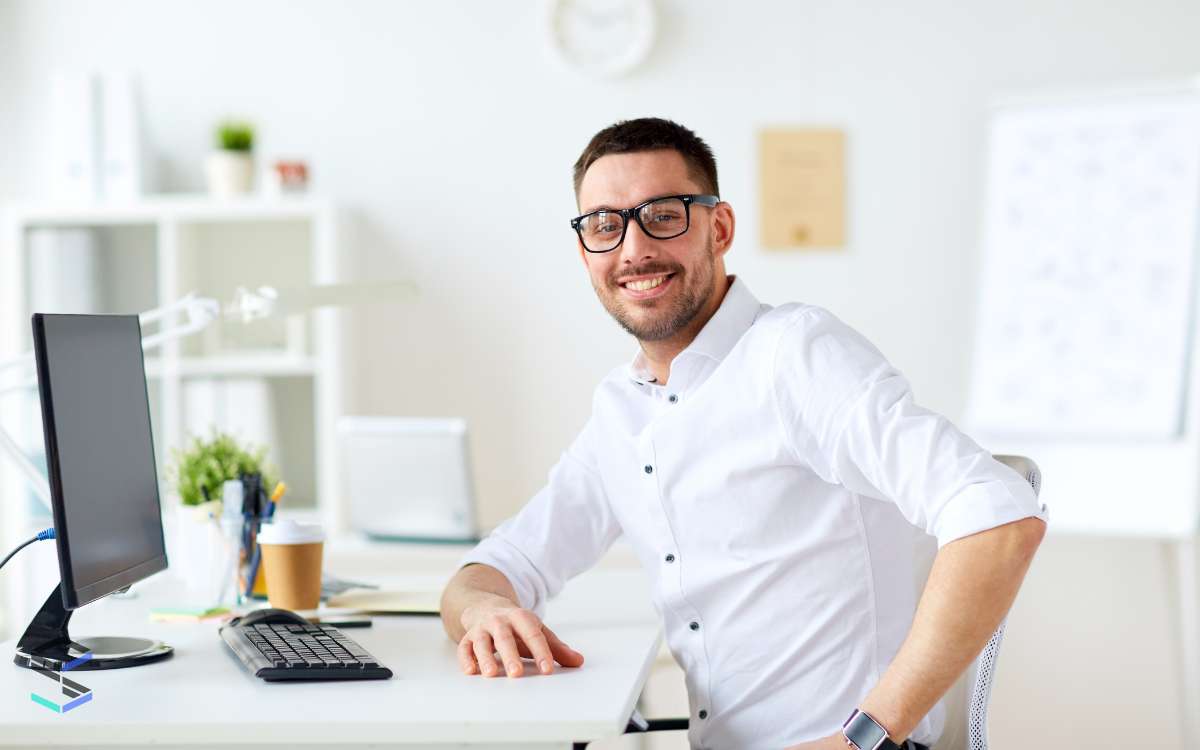 Un empresario buscando el mejor formato de cotización