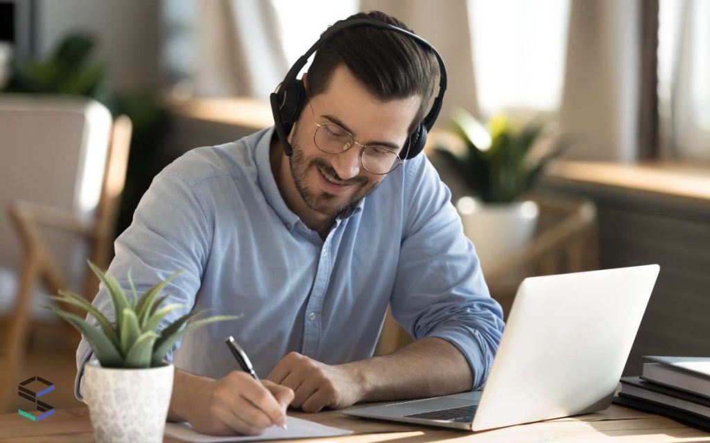 Un hombre haciendo un curso de SAP en Chile