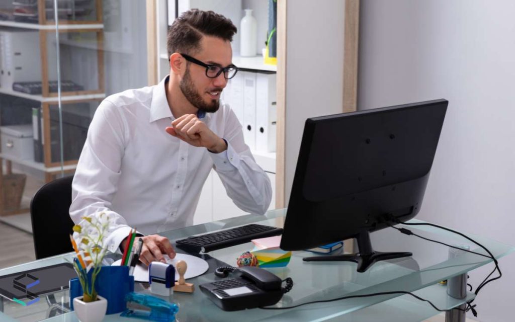 Un hombre buscando los mejores erp de el Salvador