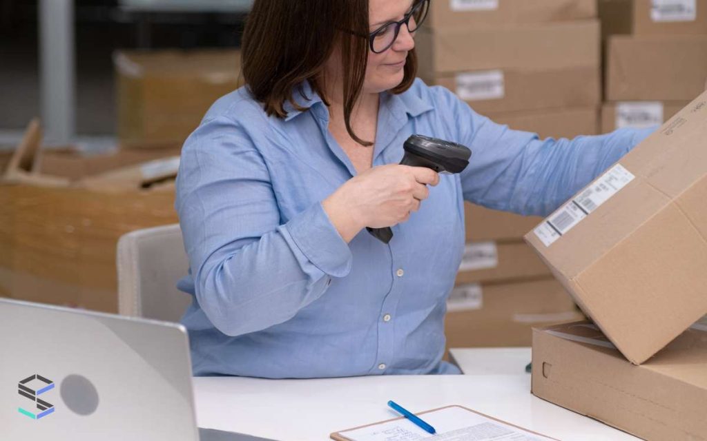 Una trabajadora haciendo la gestión de compras