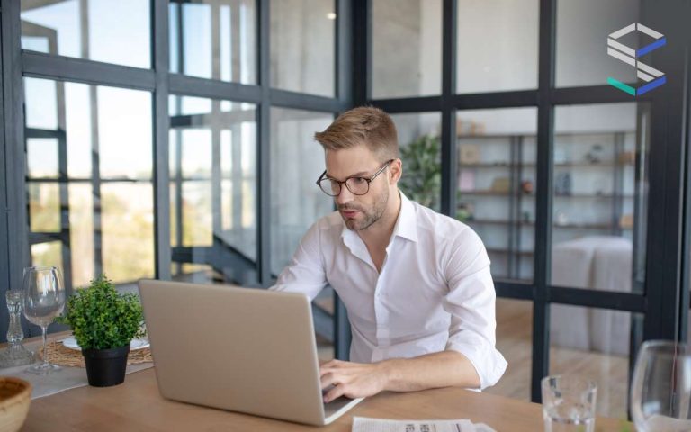 Un emprendedor buscando como mejorar su gestion de compras