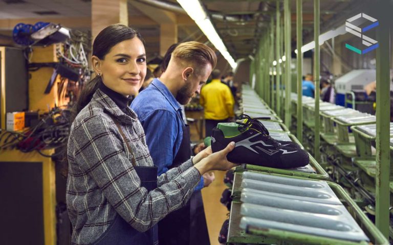 Una chica creando su primera linea de producción