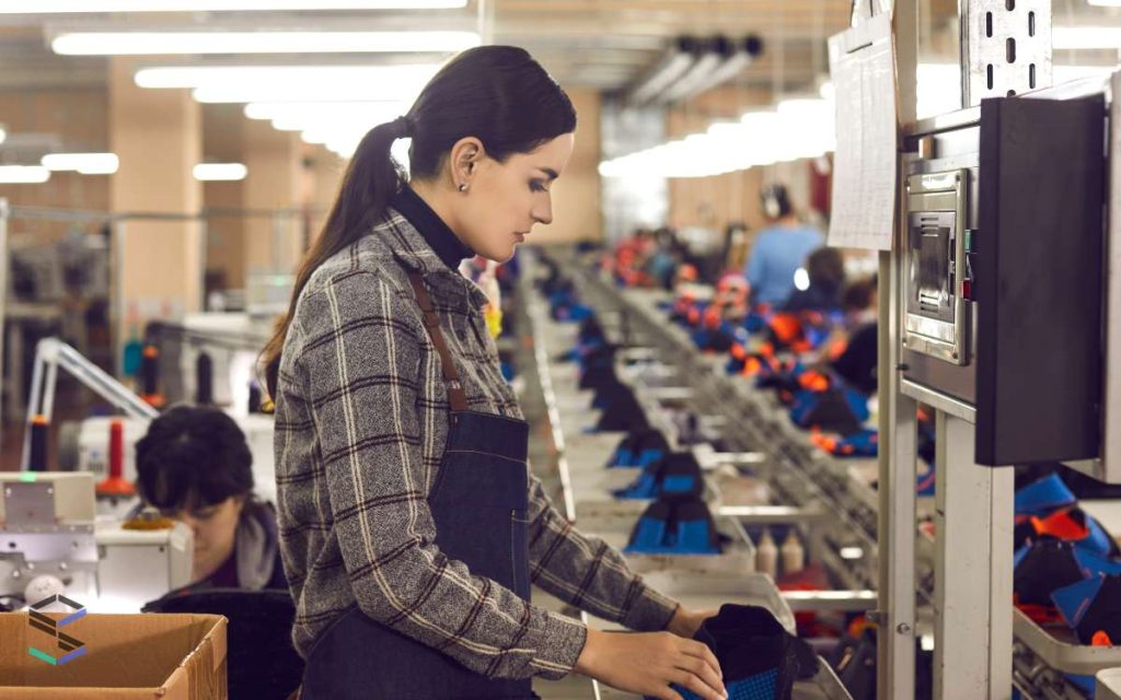 Emprendedora creando su primera linea de producción