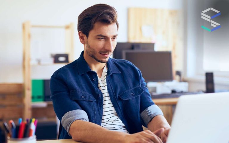 Un hombre haciendo el autotest de automatización de cuentas por cobrar