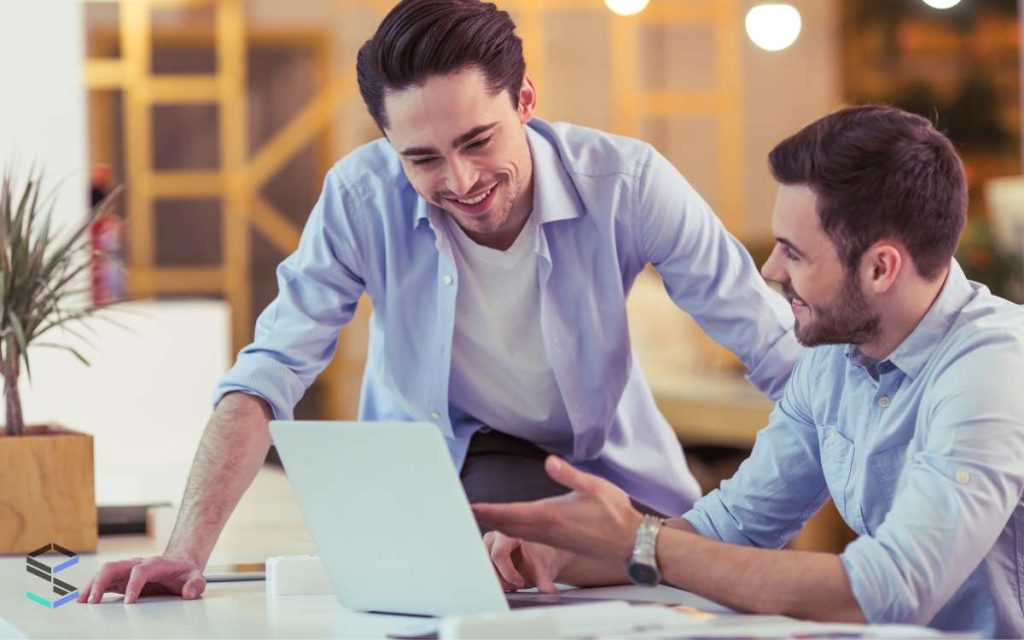 2 trabajadores descubriendo como hacer un balanceo de líneas de producción