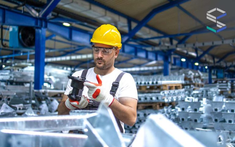 Un hombre trabajando