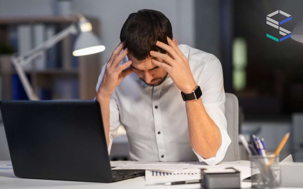 Un hombre considerando hacer un cambio de erp