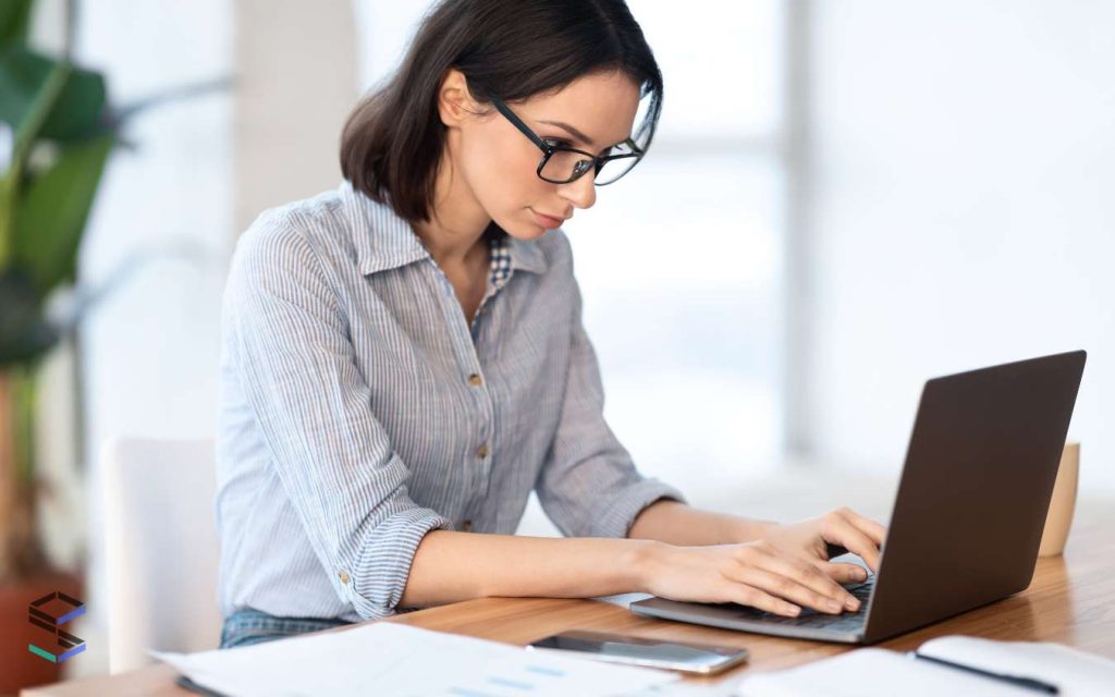 Una emprendedora buscando la diferencia entre compras directas e indirectas