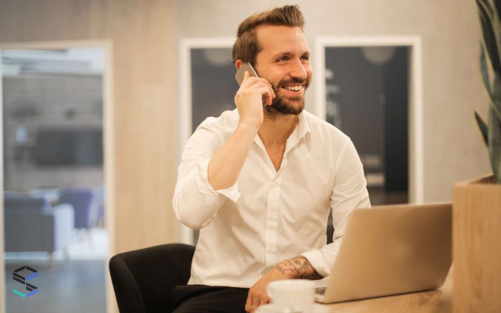 un hombre aprendiendo lo que es el punto de reorden