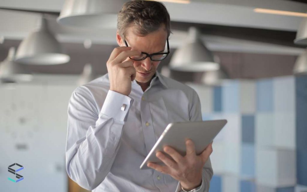 Un hombre aprendiendo como calcular el inventario final con un erp