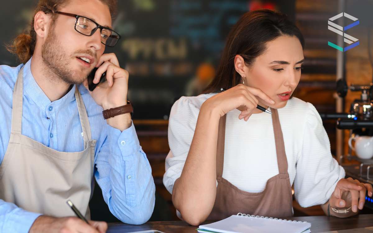 Una pareja de emprendedores buscando como calcular el inventario de seguridad