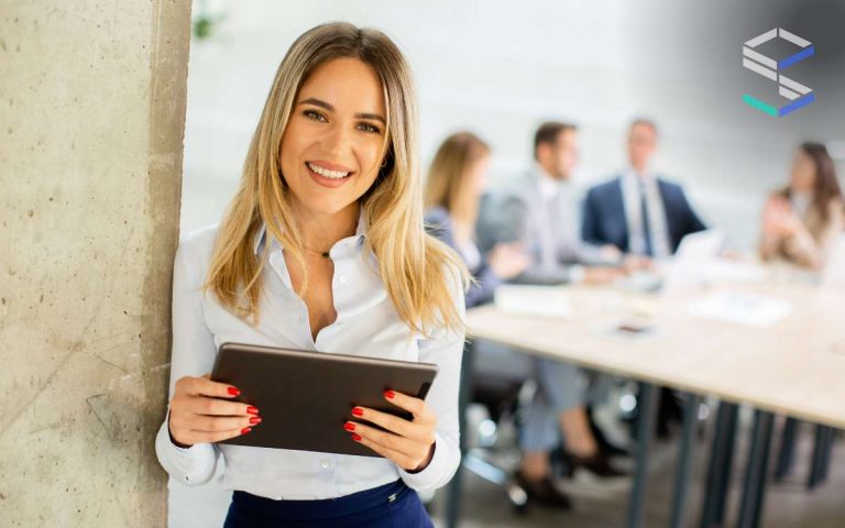 Una mujer utilizando Visorus ERP